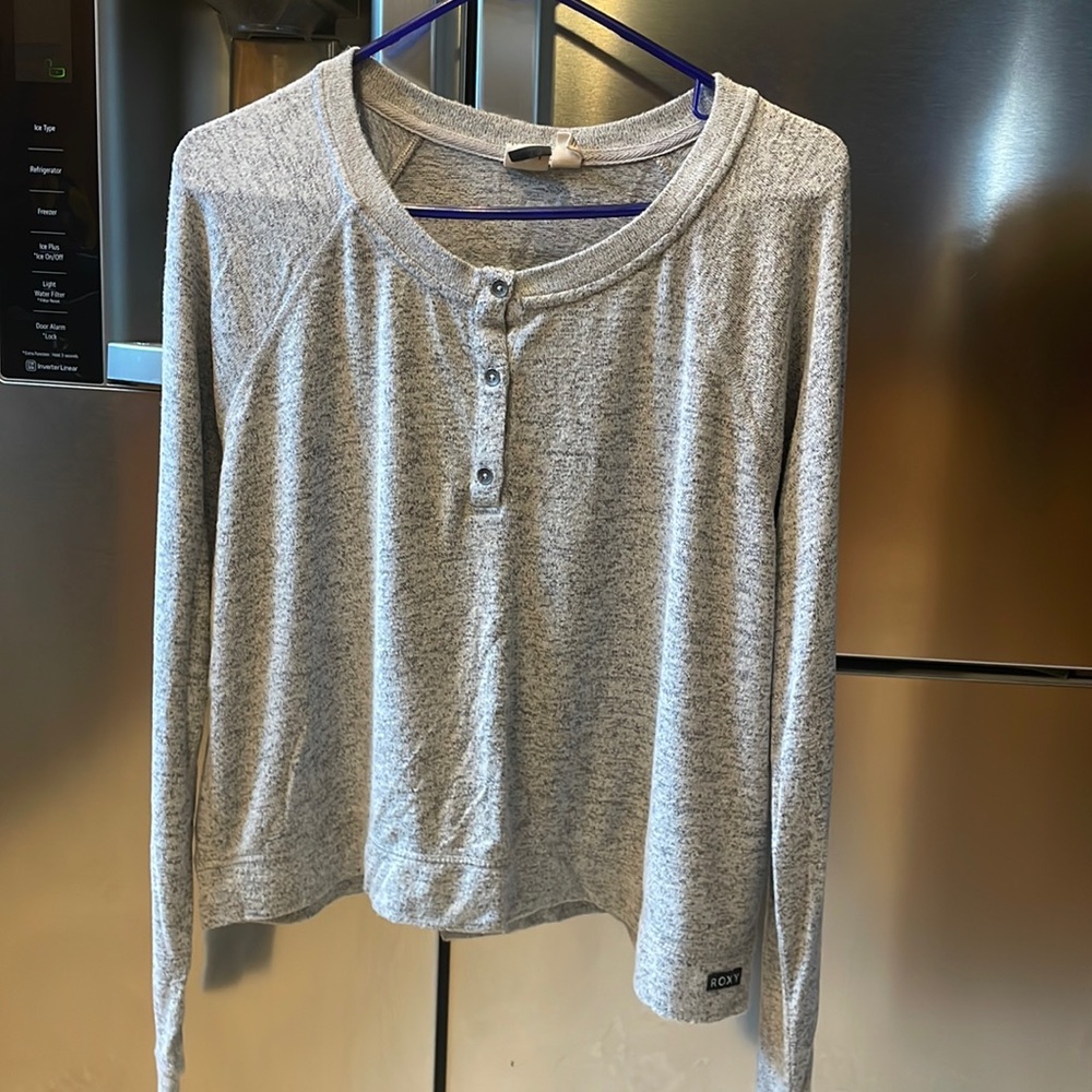 Cute Roxy Henley shirt barely worn.